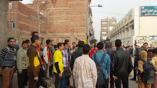 طلاب “المطرية الأزهري” يتظاهرون ضد حكم العسكر