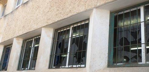 استبدال زجاج مدارس بورسعيد بغير قابل للكسر