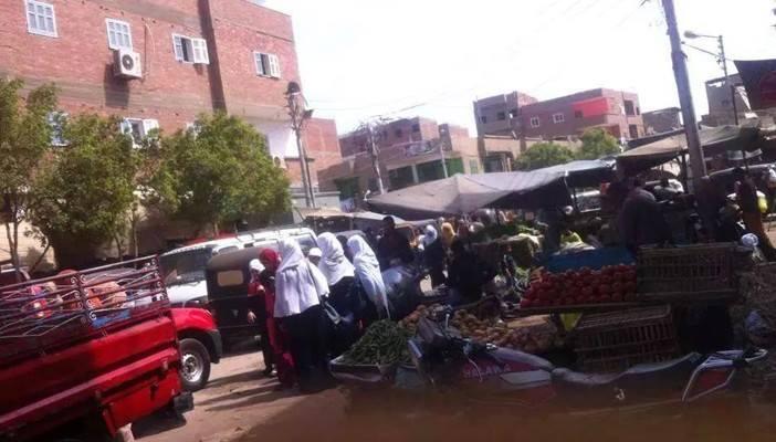 الباعة يخنقون شوارع ساحل سليم.. ومجلس المدينة غائب