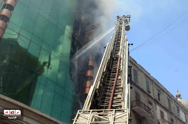 بالصور.. ماس كهربائي سبب حريق مركز طلعت حرب التجاري