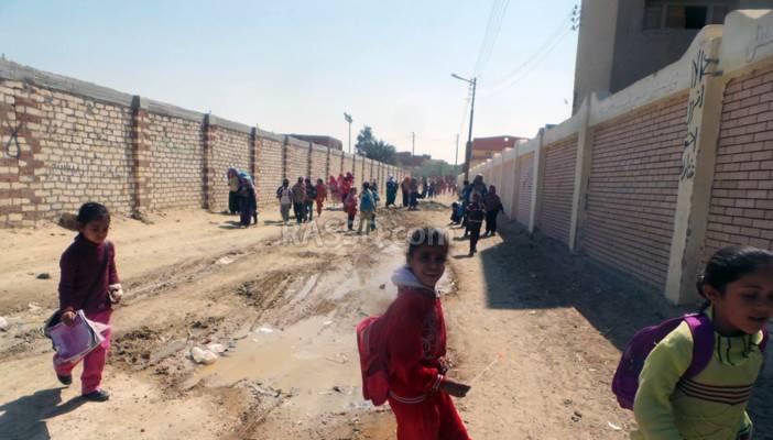 طلاب مدرسة “قوتة” بالفيوم يشكون انفجار مواسير المياه