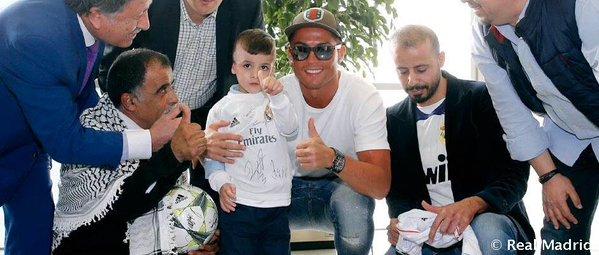 بالصور.. نجوم ريال مدريد يستقبلون الطفل الفلسطيني الدوابشة بمقر النادي