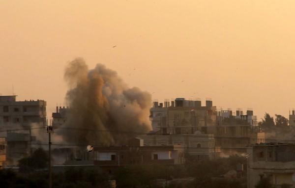 تأثر منازل الفلسطينيين بتفجيرات الجيش المصري على الحدود