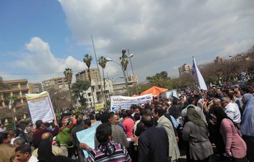 موظفو جامعة حلوان يتظاهرون للمطالبة بإضافة جدولة لرواتبهم