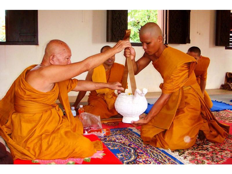 تايلاندي يتحول لراهب تكفيرا عن سرقته 20 مليون دولار من سعودي