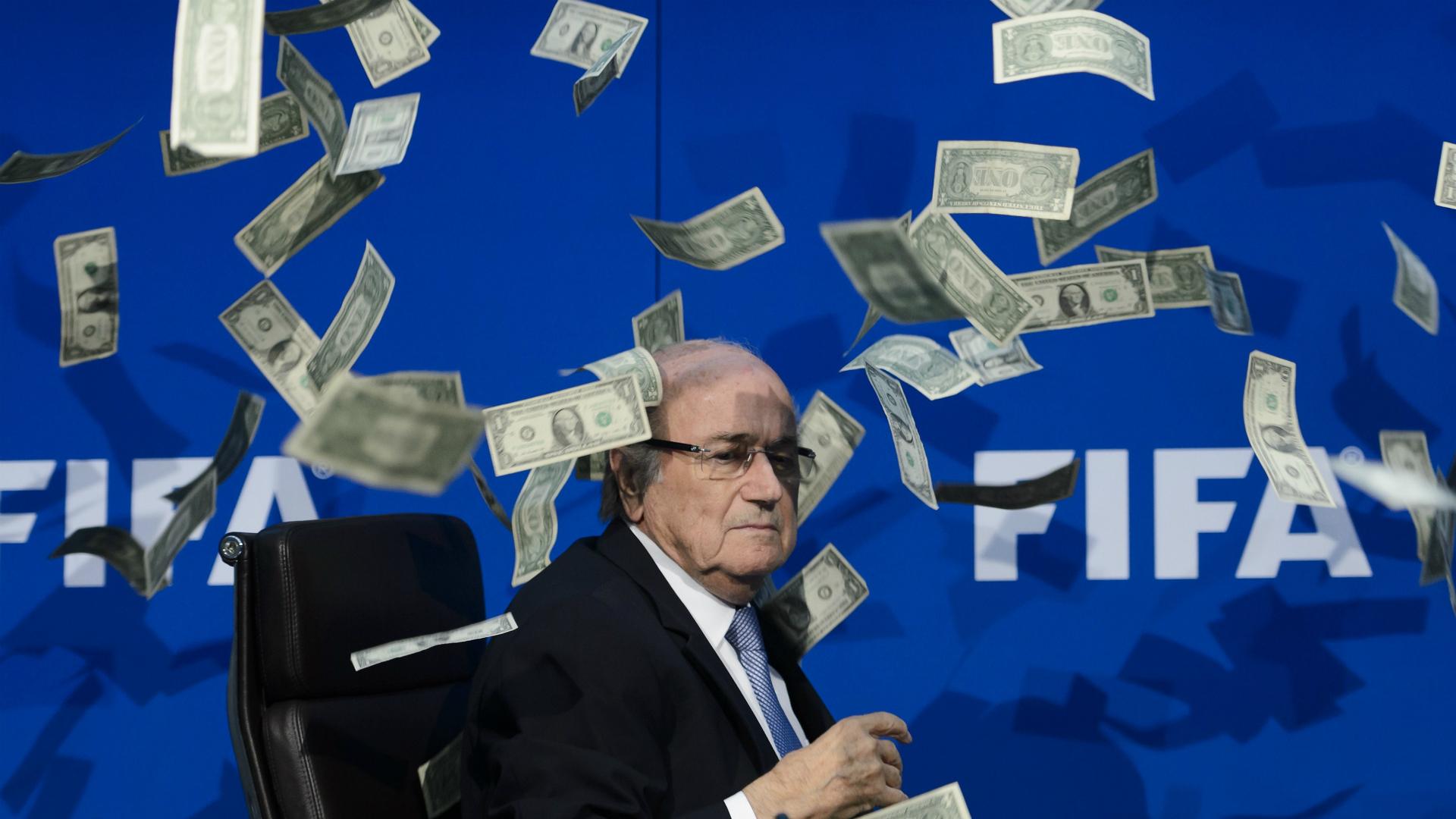 “الفيفا” يكشف راتب رئيسه السابق بلاتر