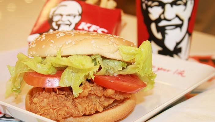 3 وقائع تدفعك للقلق قبل تناول دجاج كنتاكي