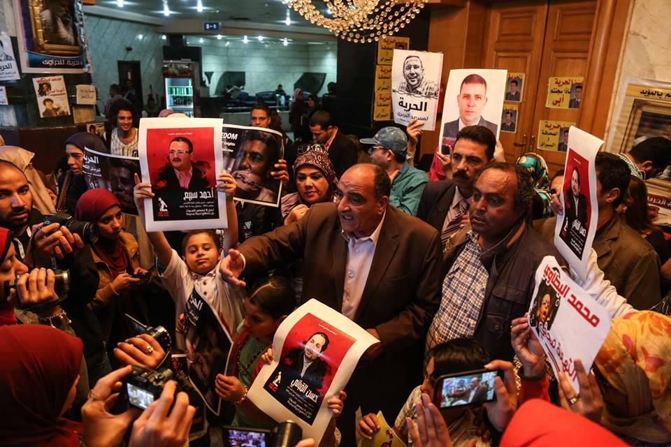 نقيب الصحفيين يرفض الاستماع لمطالب أهالي زملائه المعتقلين