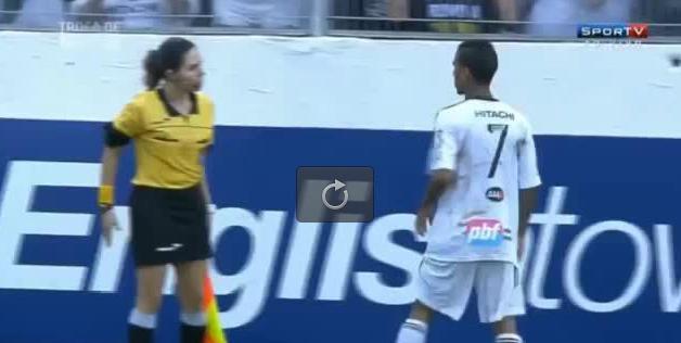 بالفيديو.. لاعب يهرب من مساعدة حكم بعد انفعالها عليه