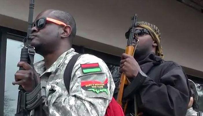 بالفيديو.. حركة أمريكية مسلحة في شوارع تكساس لحماية السود