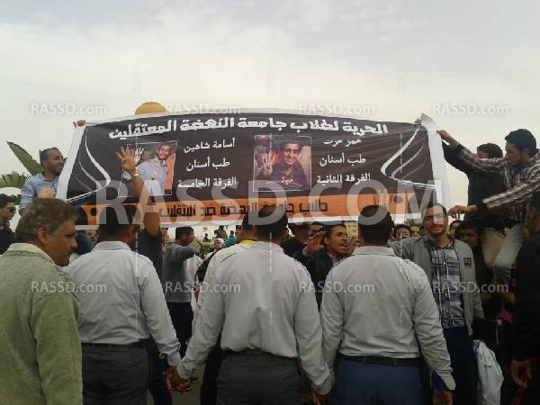 وقفة لطلاب النهضة ببني سويف تنديدا بإعتقال زملائهم