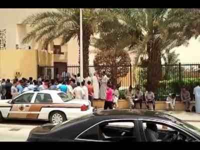 فيديو..القنصل المصري بالرياض يتعدى على المصريين ويسبهم