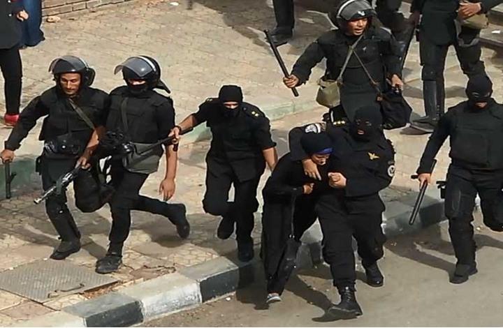 التايمز: سجون مصر امتلأت ولا تستوعب ضحايا القمع