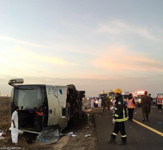 بالتفاصيل والصور.. مقتل 19 معتمرًا مصريًا في انقلاب حافلة بطريق مكة