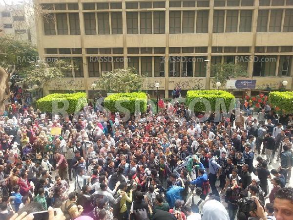 مسيرات حاشدة بجامعة القاهرة رفضا للانقلاب وتنديدا بعودة “الحرس”