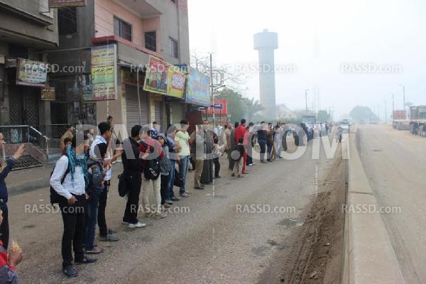 سلسلة بشرية رافضة للانقلاب فى “مزغونة” بالجيزة