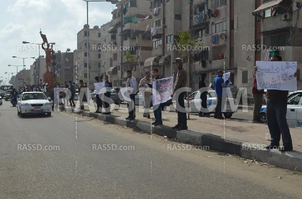 سلسلة بشرية أمام الصالة المغطاة ببورسعيد رفضا للانقلاب