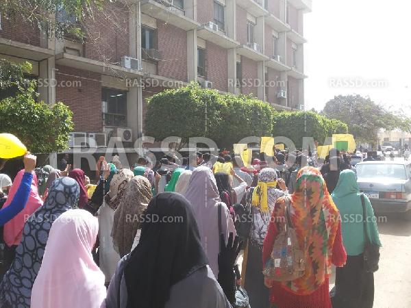 مسيرة لطلاب جامعة سوهاج رفضا للانقلاب العسكري