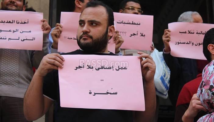 بالصور.. وقفة صامتة للأطباء تطالب بالمساواة في الأجور