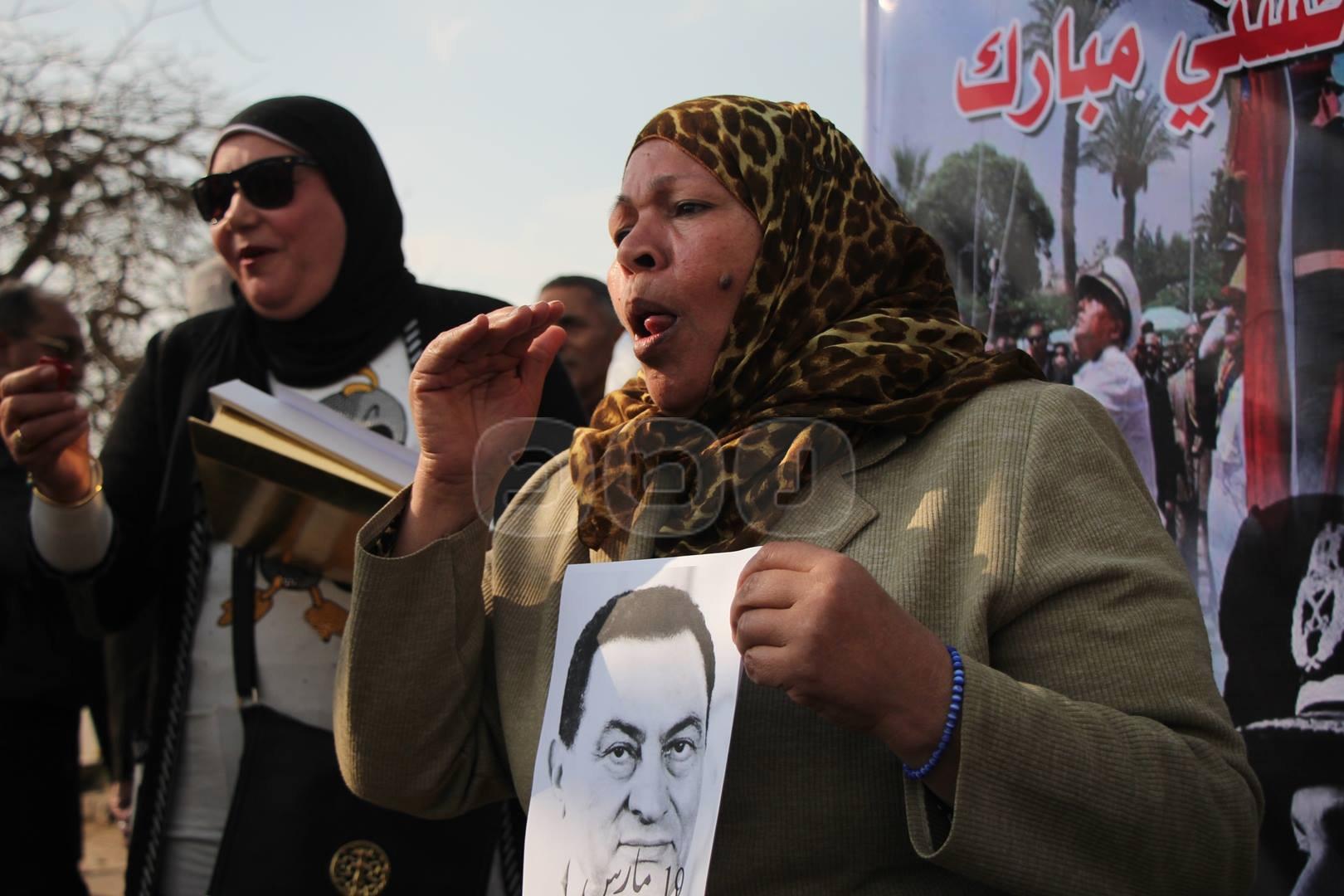 بالصور.. مؤيدو مبارك يحتفلون بذكرى تحرير طابا أمام “المعادي العسكري”