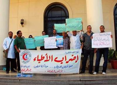 إستمرار إضراب أطباء السويس وتوقف العيادات الخارجية