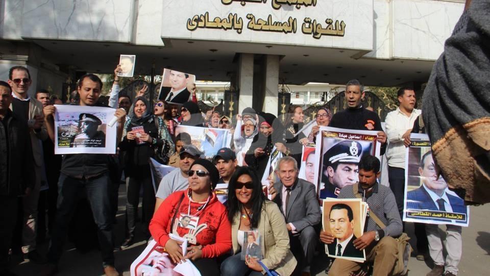 بالصور.. أنصار مبارك يحيون ذكرى تحرير “طابا” من أمام مستشفى المعادي