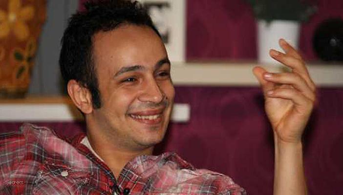 الفنان محمد عطية ساخرا: اوعوا تنسوا أن الجيش حمى الثورة