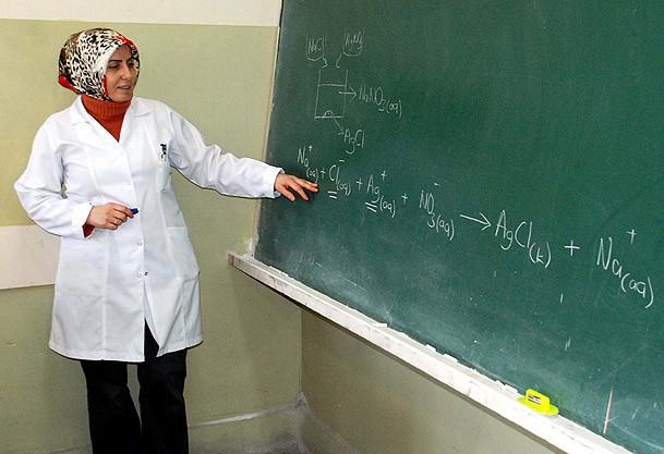 احتجاج معلمات تركيات وارتداءهن الحجاب في المدرسة