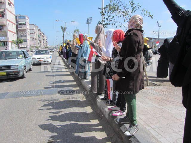 سلسلة بشرية لنساء ضد الانقلاب ببورسعيد تنديدا باعتقال الأطفال