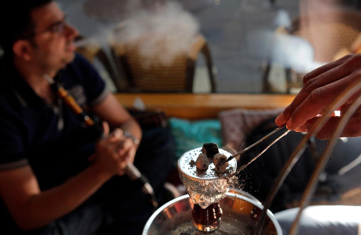 هل الشيشة أقل ضررًا من السجائر؟ شاهد الفيديو وتعرف على النتيجة