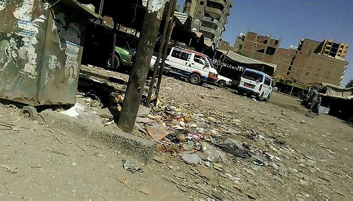 بالصور.. موقف “الشادر” في أسيوط “مقلب قمامة”