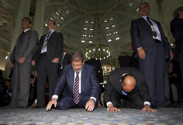 الرئيس يصلى الجمعة مع قادة المنطقة العسكرية