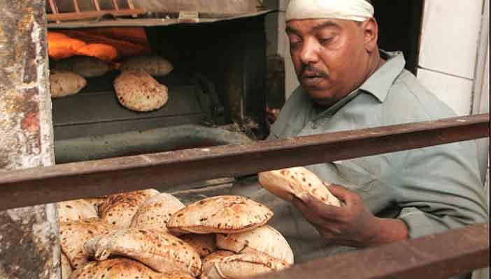 مخابز الفشن: الدقيق يصل إلينا ومعه السوس والزلط