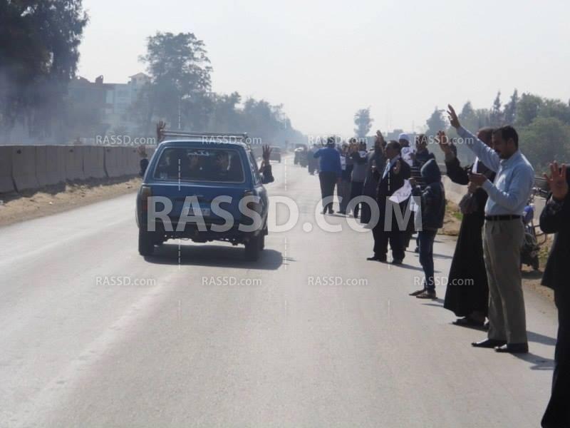 سلسلة بشرية بطريق كفرصقر – أبوكبير رفضًا للانقلاب