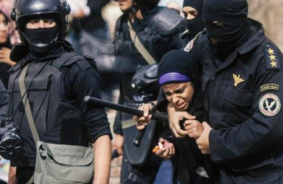 بالأرقام: المرأة المصرية تعيش في حقبة سوداء.. السيسي يوجّه لها التحية!