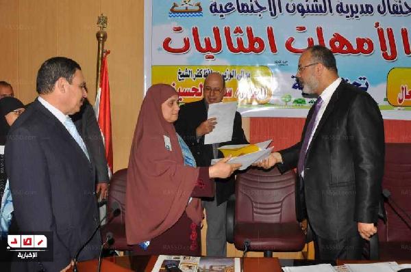 الحسيني يكرم الأم المثالية بكفر الشيخ