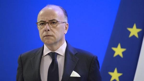 استقالة وزير الداخلية الفرنسي بسبب توظيفه ابنتيه