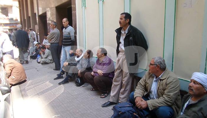 بالصور.. وقفة احتجاجية لعمال الشركة العقارية للمطالبة بصرف مستحقاتهم