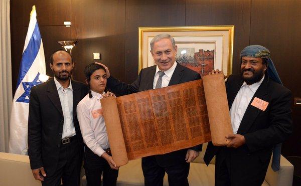 بالصور.. نتنياهو يستقبل يهودا يمنيين قدموا إسرائيل سرا بمساعدة أميركية