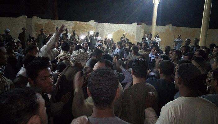 بالصور.. اشتباكات بين الأهالي والشرطة بعد ضرب مواطن بالأقصر