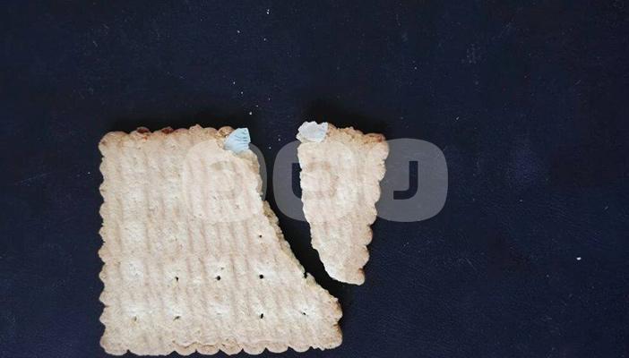 بالصور.. قطعة جير داخل “البسكويت المدرسي” بمديرية أسيوط التعليمية