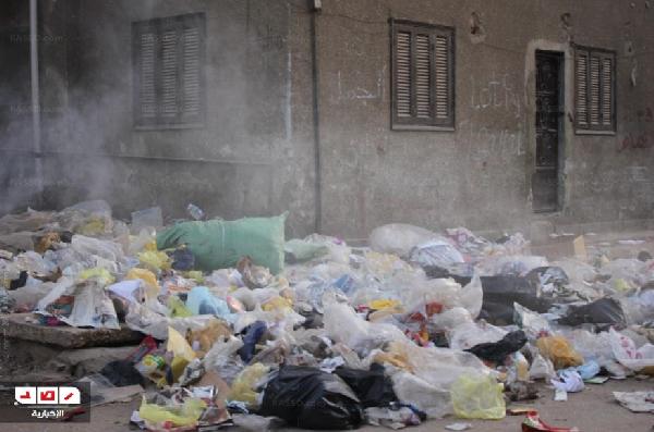 بعد إضراب عمال النظافة..نجع حمادي تغرق في القمامة