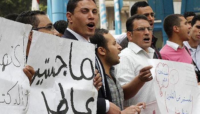 نائب مدير أمن القاهرة يتدخل لفض تظاهرة حملة الماجستير