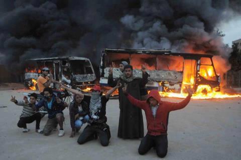 علامة النصر شعار المتظاهرين بعد التخريب