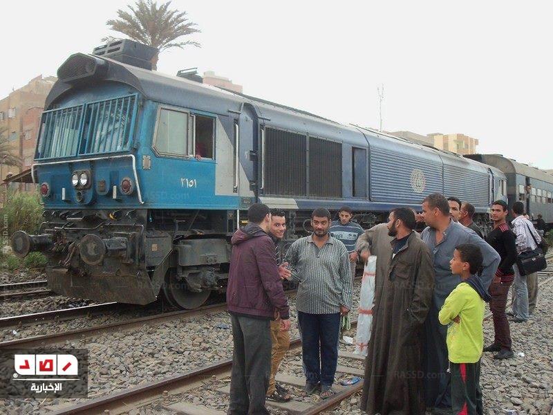 مشاجرة بيت عائلتين توقف حركة القطارات من القاهرة إلى أسوان