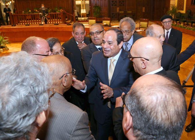 بالفيديو.. السناوي نقلا عن السيسي: المؤسسات خربانة ومبارك جابها الأرض