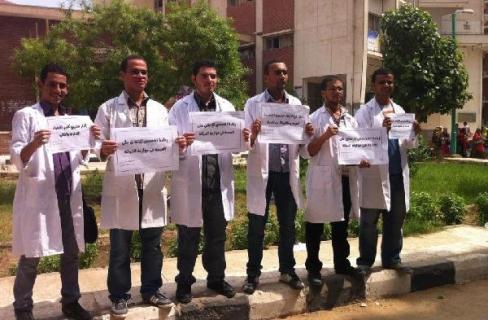 رئيس جامعة سوهاج يعد أطباء الجراحة بالاستجابة لمطالبهم