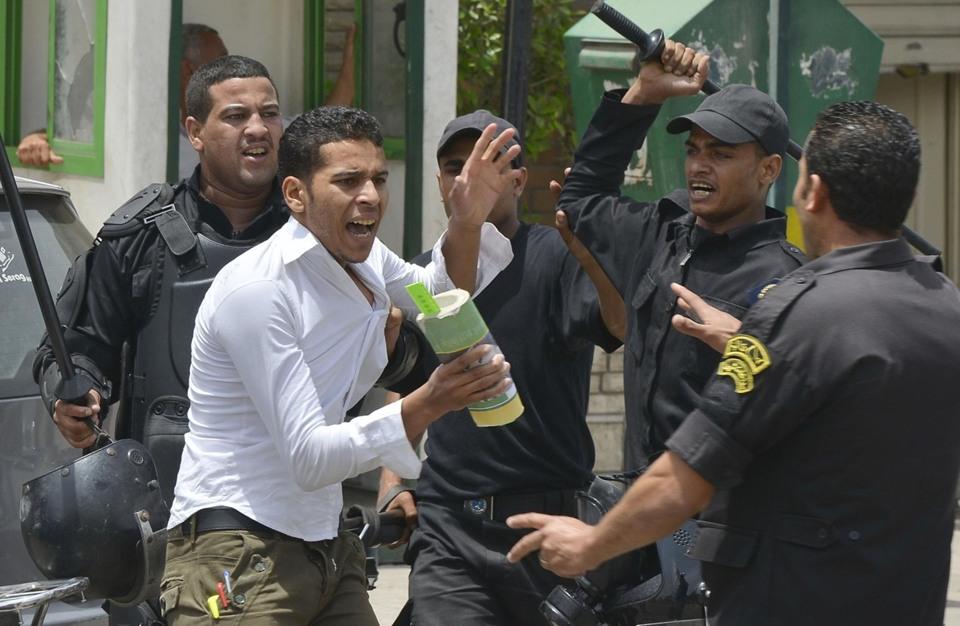 ميدل إيست آي: الاعتقالات التعسفية تدفع الطلاب الأجانب للفرار من مصر