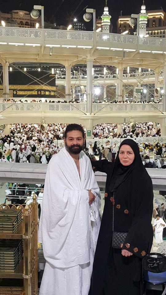 بالصور.. إلهام شاهين تؤدي مناسك العمرة برفقة أخيها