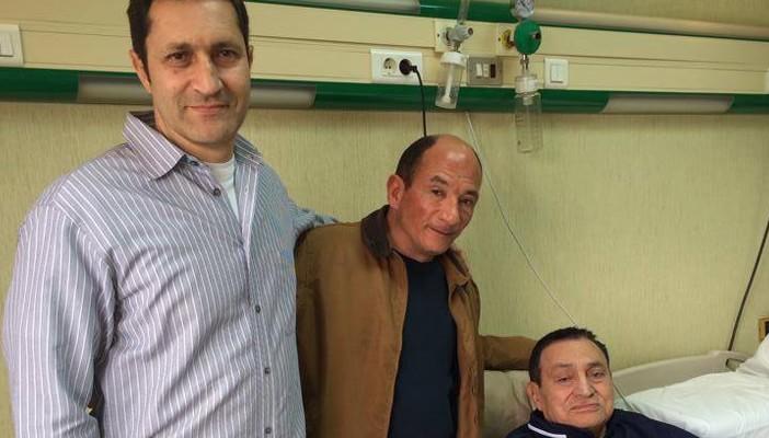 “آسف يا ريس” تنشر أحدث صورة لمبارك ونجله علاء